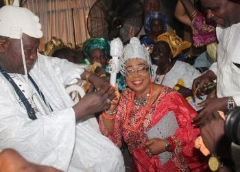 Alhaja Amerigun beeing installed as Iyaloja of Ibadan by Oubadan of Ibadan oba, Saliu Adetunji