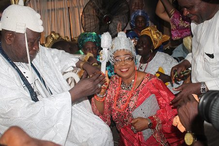 Iyaloja 2 (2) - National Insight News Alhaja Amerigun beeing installed as Iyaloja of Ibadan by Oubadan of Ibadan oba, Saliu Adetunji