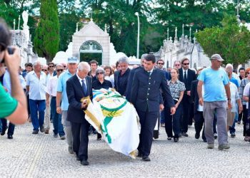 Mourinho carries the coffin (Photo: SOLARPIX.COM)