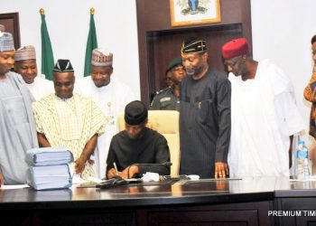 Acting President Yemi Osinbajo signing the 2017 Appropriation Act into law at the Presidential Villa in Abuja on Monday (12/6/17). With him from left are: Senate President Bukola Saraki; Speaker, House of Representatives, Yakubu Dogara; Senior Special Assistant to the President on National Assembly Matters (Senate), Sen. Ita Enang; Senior Special Assistant to the President on National Assembly Matters (House of Representatives), Suleiman Kawu; Minister of Budget and National Planning, Sen. Udoma Udo Udoma; Chief of Staff, Alhaji Abba Kyari; and Minister of Finance, Mrs Kemi Adeosun.

03181/ 12/6/2017/Callistus Ewelike/BJO/NAN
