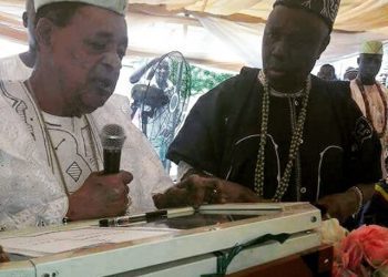 Alaafin of Oyo and Professor Wande Abimbola at the institute's graduation ceremony