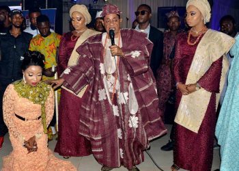 His Imperial Majesty Oba Lamidi Olayiwola Adeyemi flanked by two olori  praying for Lizzy Anjorin