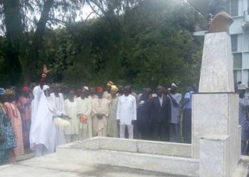 The monarch @ Akintola's grave in Ogbomoso