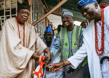 Governor Abiola Ajimobi of Oyo State (second right) flanked by the Eleruwa of Eruwa, Oba Samuel Adegbola (right), the Otun Olubadan, High Chief Lekan Balogun (left) and Balogun of Ibadanland, High Chief Owolabi Olakulehin (second left) at the official Flag Off of the Enumeration and Assessment of properties in the state held in Ibadan at the weekend.