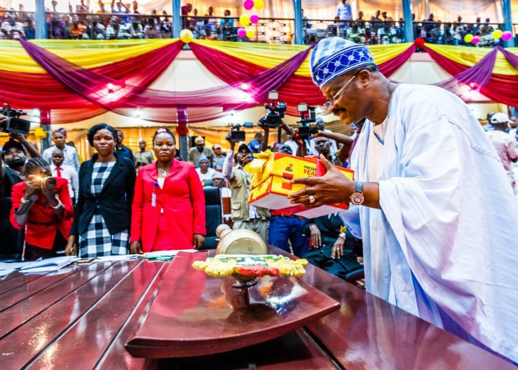 PIC 1 - National Insight News Governor Ajimobi presents the 2018 BUDGET at The House of Assembly - 14th Dec 2017.