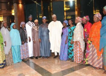 Presiden Buhari with all the abductees , hat were freed recetly, phooto  credit NAN