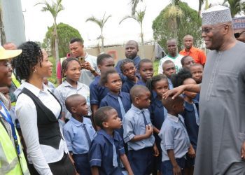 Abuja, Nigeria, 28 March, 2018: Former Vice President and chieftain of PDP, Atiku Abubakar at a meeting with students of two primary schools on excursion to the Port Harcourt International Airport shortly before his departure to Abuja at the end of his two-day visit to Rivers State.