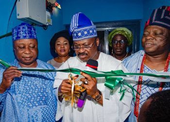 Senator Ajimobi  cutting the tape , flanked by Magida and Onpetu of Ijeru, Oba Oladapo Oyediran.  Photo Source. Tolani Alli