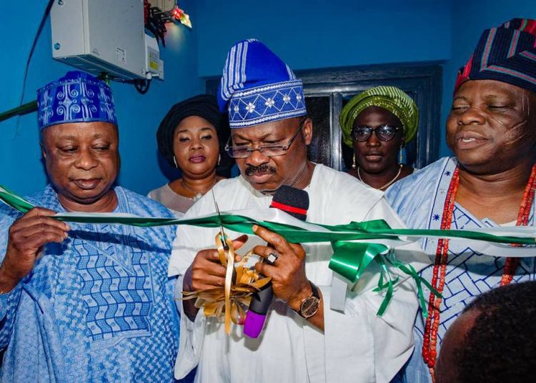 maigida 5 - National Insight News Senator Ajimobi  cutting the tape , flanked by Magida and Onpetu of Ijeru, Oba Oladapo Oyediran.  Photo Source. Tolani Alli