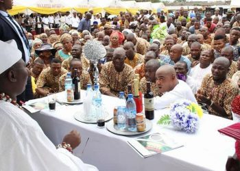 Aare Gani Adams greeting members of OPC at the just concluded Oke'badan festival held at cultural centre mokola Ibadan