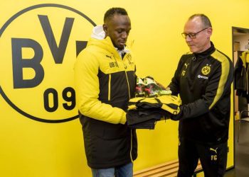 Bolt receives his training gear from Borussia Dortmund kit manager Frank Graefen.  credict. Skuysports.com