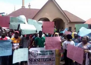 Some youth protesting against invitation Senate  President  Bukola Saraki by police in Offa recently
