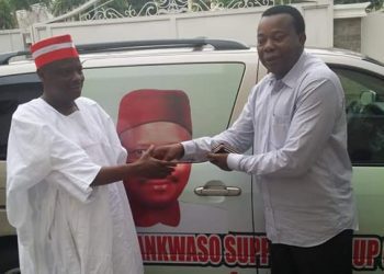 Engr. Markson Farason Onwukwe presenting the campaign bus Key to Senator Rabiu Kwakwanso in Abuja