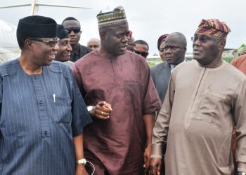 Otunba Gbenga Daniel, former Governor of Ogun state, Engineer Seyi Makinde, PDP Gubernatorial aspirant in Oyo state and Atiku Abubakar ,PDP presidential aspirant at the Airport in Ibadan before Atiku' s departure to Osogbo