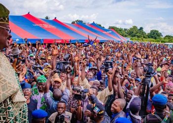 Ajimobi addressing party members in oyo