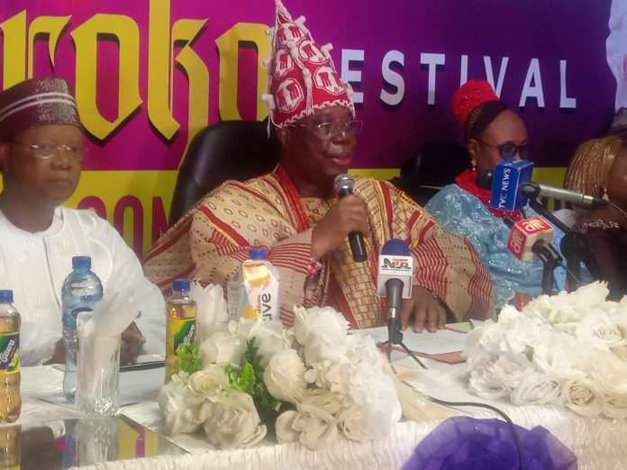 L-R The Chairman of the event Prince Julius Adelusi-Adeluyi, beside him is Ewi of Ado-Ekiti Oba Adeyemo Adejugbe Aladesanmi III, and his wife her Royal Majesty Olori Bosede Adejugbe Aladesanmi III