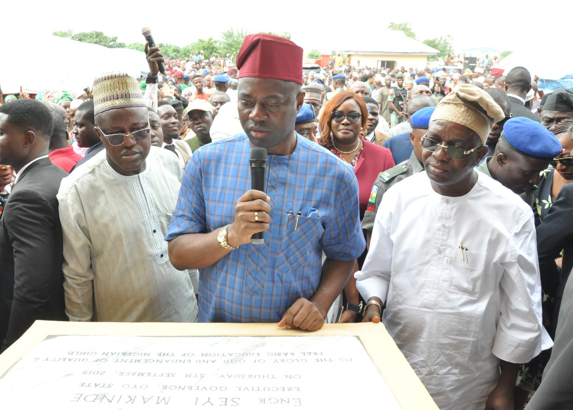 Oyo State Governor, Engr Seyi Makinde (middle) his Deputy, Engr Rauf Olaniyan (left) and Executive Chairman, State Universal Basic Education Board, Dr Nureni Adeniran during the commissioning of 20 classroom with facilities of Isokun Baptist Primary School, Oyo to his 100 days in office. PHOTO: Oyo State Government.