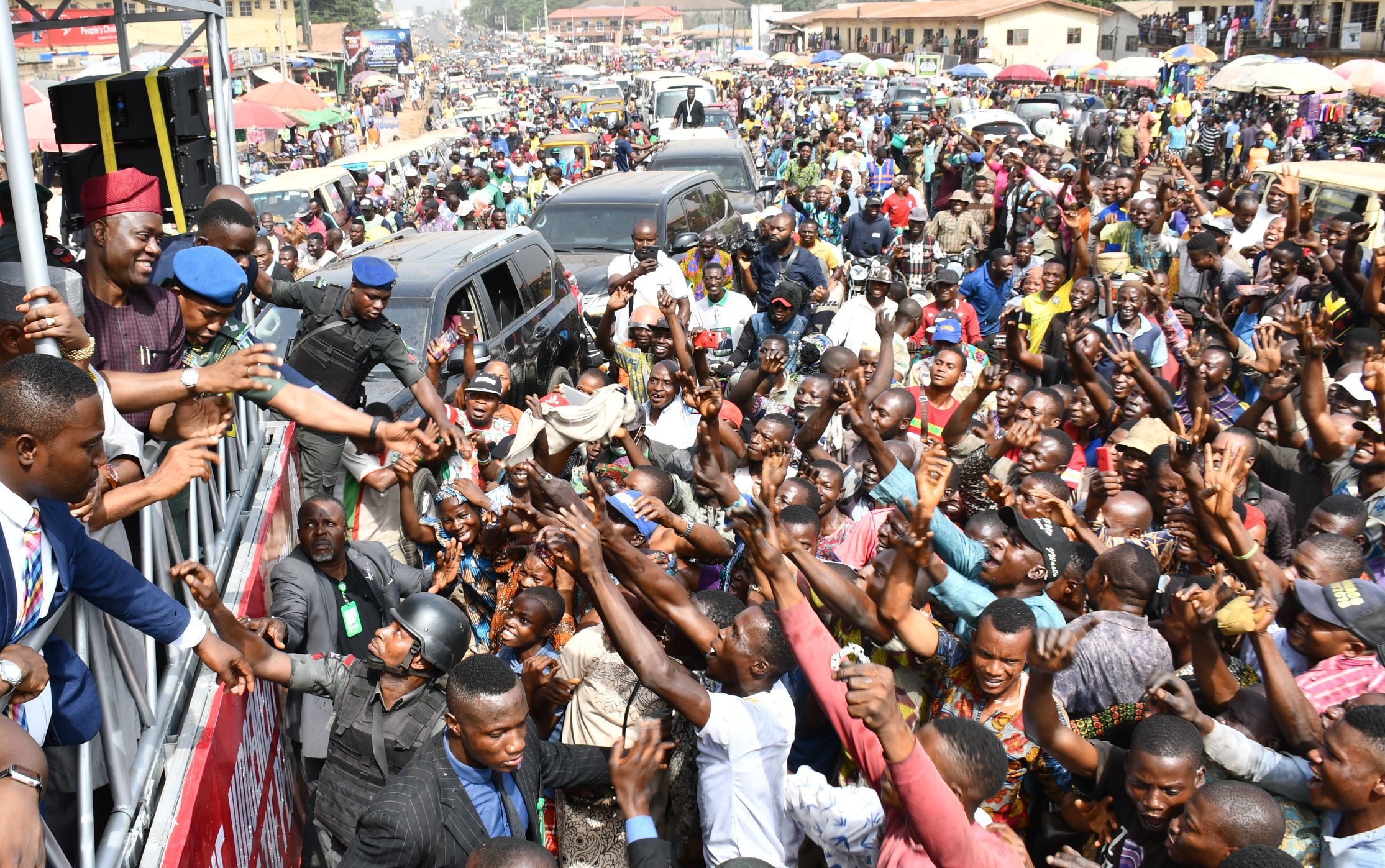 1 (2) - National Insight News Oyo State Governor, Engr Seyi Makinde (left) acknowledging cheers  from mammoth crowd of supporters in Ibadan, Oyo State capital during a thank you rally over his victory at supreme Court. PHOTO: Oyo State Government.