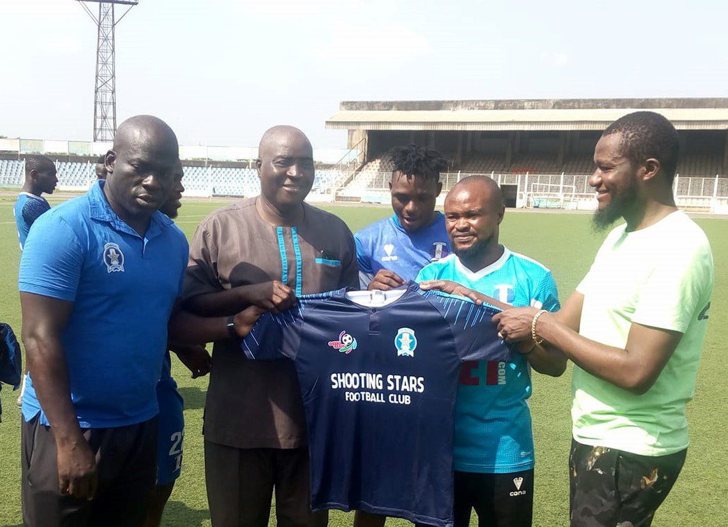78406409_454815168558870_7540041630472994816_o - National Insight News General Manager of 3SC, Rasheed Balogun receiving the Jersey from
