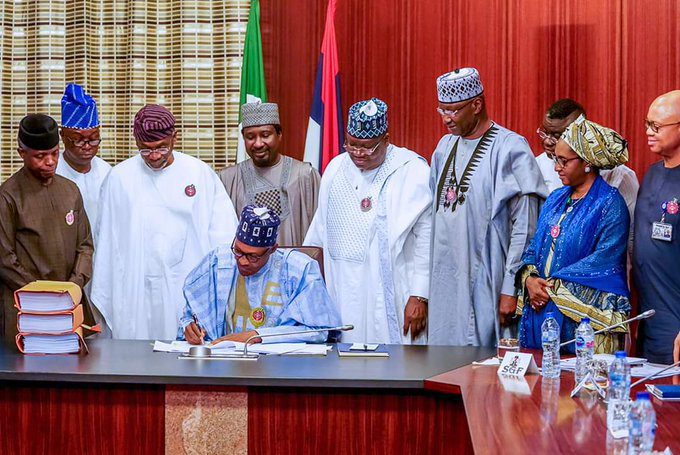 EMAC2S0XYAAPCBo - National Insight News President Buhari signs 2020 Budget