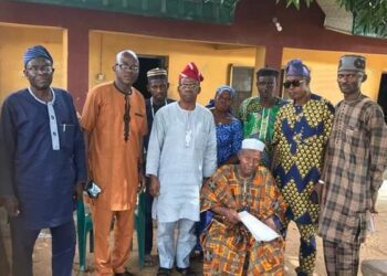 The Asigangan of Igangan Oba Lasisi Olawuyi Adeoye (Aribiyan 1) in white cap sitting.
Chiefs & Community Leaders like Baba Gbenro, Hon.Salawudeen Amoo Tajudeen, Hon Olaode, Hon Adeniran including the Chairman of Ibarapa North LG Hon Rabiu Lawal all received us warmly. Others are members of the team that went from Ibadan