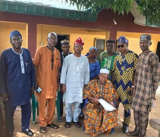 FB_IMG_1623425780760_1 - National Insight News The Asigangan of Igangan Oba Lasisi Olawuyi Adeoye (Aribiyan 1) in white cap sitting.
Chiefs & Community Leaders like Baba Gbenro, Hon.Salawudeen Amoo Tajudeen, Hon Olaode, Hon Adeniran including the Chairman of Ibarapa North LG Hon Rabiu Lawal all received us warmly. Others are members of the team that went from Ibadan