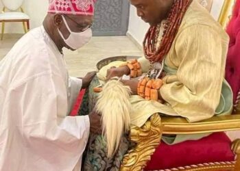 Former President Olusegun Obasanjo knelt down before the new Olu of Warr