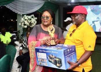 Senator Bola Tinubu's man, Otunba Abimbola Davis (right) presenting prize to Mrs Lizzy Afonja that won veteran ladies category at the recently concluded NGF Golf Tourney at Ibadan Golf Club