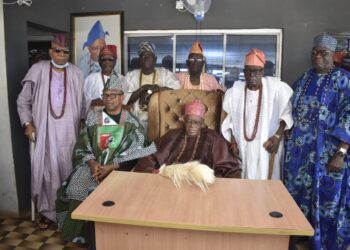 Olubadan, Oba Lekan Balogun, LP Presidential candidate, Peter Obi flanked High Chiefs (L-R)Eddy Oyewole (Osi-Olubadan), Kola Adegbola (Ashipa Balogun) Hamidu Ajibade (Ekerin Olubadan), Tajudeen Ajibola (Otun Balogun), Owolabi Olakulehin (Balogun of Ibadanland) and Lateef Gbadamosi Adebimpe (Osi-Balogun).