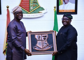 Oyo State Governor, Seyi Makinde (left); presenting frame to Minister of Power, Chief Bayo Adelabu, during a courtesy visit to Governor's Office, Secretariat, Ibadan. PHOTO: Oyo Gov's Media Unit