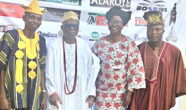 1735746028272 - National Insight News L-R Chairman, BoT, Omo Yoruba Atata Socio-cultural Initiative, Olawale Ajao;
The Onpetu of Ijeruland, Oba Sunday Oyèdìran and members of the Initiative, including Mrs Oluwatoyin Malik who is the Crime Editor, Nigerian Tribune and Saheed Alatise of Noble FM, Ibadan