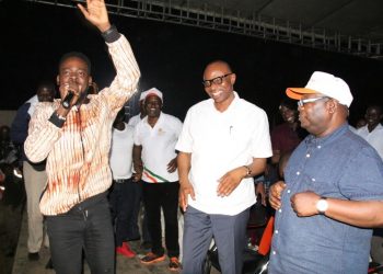 Ondo State Governor, Dr Olusegun Mimiko (middle), Secretary to the
State Government, Dr Rotimi Adelola (right) and Music Artiste,
Adekunle Gold (left).