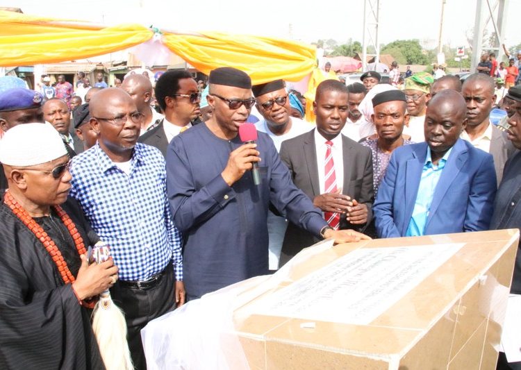 Ondo State Governor, Dr Olusegun Mimiko (middle) unveiling the plague
to inaugurate the 2.4km dualized Arakale road, in Akure. He is flanked
by Deji of Akure, Oba Aladelusi Aladetoyinbo (left), Deputy Governor,
Alhaji Lasisi Oluboyo (2nd lefr), Commissioner for Works, Engr Gboye
Adegbenro (2nd right), and the Permanent Secretary, Ministry of Works, Engr Olusegun