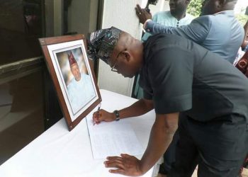 Ekiti state Governor Ayo Fayose signing the condolence register at Adeleke's house in Ede