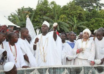 Ooni of Ife Oba  Adeyeye Ogunwusi  offering prayers  to appease the gods during the festival while Olori wuraola and other watches