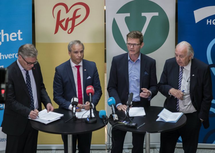 L-R: Finance ministers Hans Andreas Limi (FrP), Hans Olav Syversen (KrF), Terje Breivik (V) and Svein Flåtten (H) present the revised budget. Photo: Berit Roald/NTB scanpix