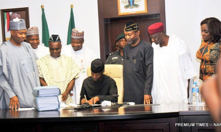 Acting President Yemi Osinbajo signing the 2017 Appropriation Act into law at the Presidential Villa in Abuja on Monday (12/6/17). With him from left are: Senate President Bukola Saraki; Speaker, House of Representatives, Yakubu Dogara; Senior Special Assistant to the President on National Assembly Matters (Senate), Sen. Ita Enang; Senior Special Assistant to the President on National Assembly Matters (House of Representatives), Suleiman Kawu; Minister of Budget and National Planning, Sen. Udoma Udo Udoma; Chief of Staff, Alhaji Abba Kyari; and Minister of Finance, Mrs Kemi Adeosun.

03181/ 12/6/2017/Callistus Ewelike/BJO/NAN