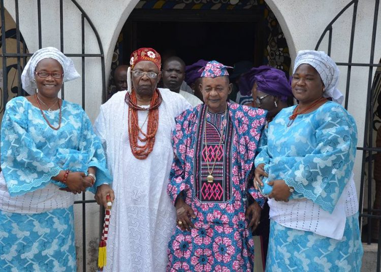Alaafin of Oyo flanked by Owa Obokun and his olori during their visit to Oyo on thursday. Pic. source . Bode Durojaiye