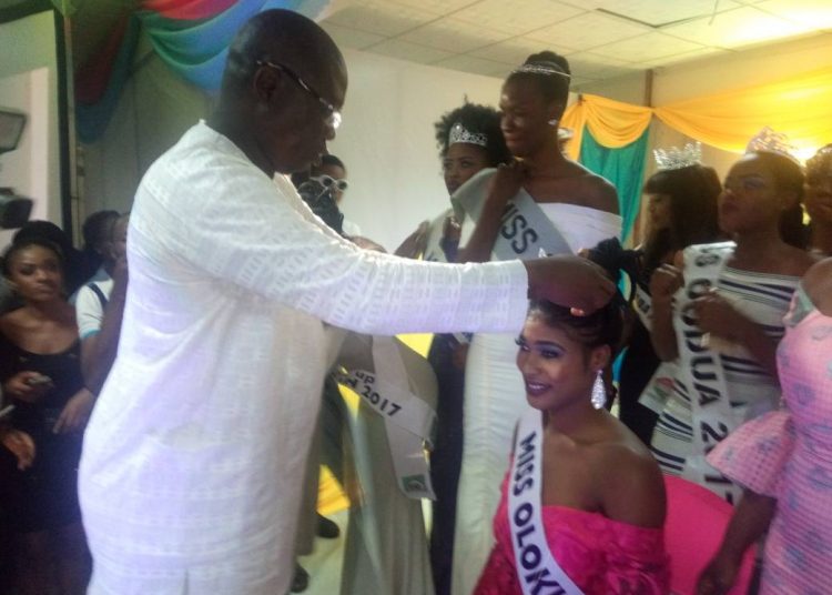 National Cordinator and Chief Convemer Olokun Festival Foundation crowing the new miss Olokun 2017