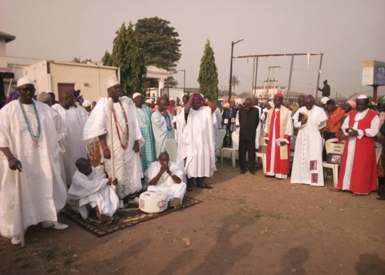 Ooni of Ife Oba Adeyeye Eniitan Ogunwusi and some clergy men during the new year prayer for Yorubaland