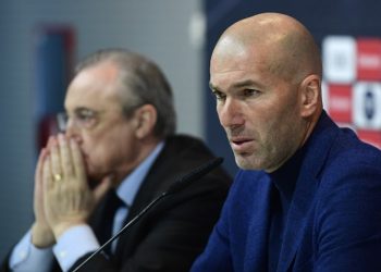 Real Madrid's French coach Zinedine Zidane (R) sits beside president Florentino Perez, during a press conference to announce his resignation in Madrid on May 31, 2018.
Real Madrid coach Zinedine Zidane said today he was leaving the Spanish giants, just days after winning the Champions League for the third year in a row.

 / AFP PHOTO / PIERRE-PHILIPPE MARCOU