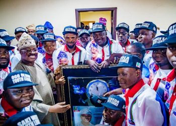 Oyo State Governor, Senator Abiola Ajimobi (right), with the All Progressives Congress Youth Leaders across the state, during a meeting with the party's youths, at the APC state secretariat, Oke-Ado, Ibadan... on Tuesday. Photo: Governor's Offic