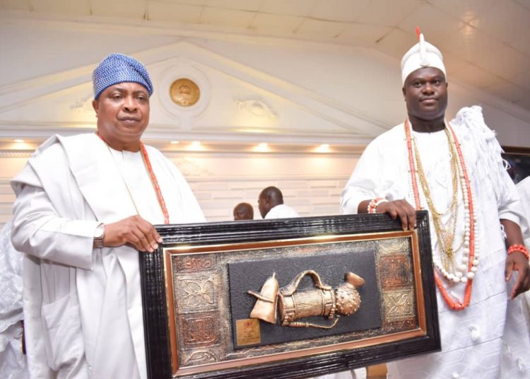 ooni of ife Oba Adeyeye Eniitan Ogunwusi, Ojaja 11 presenting gift to Akarigbo
