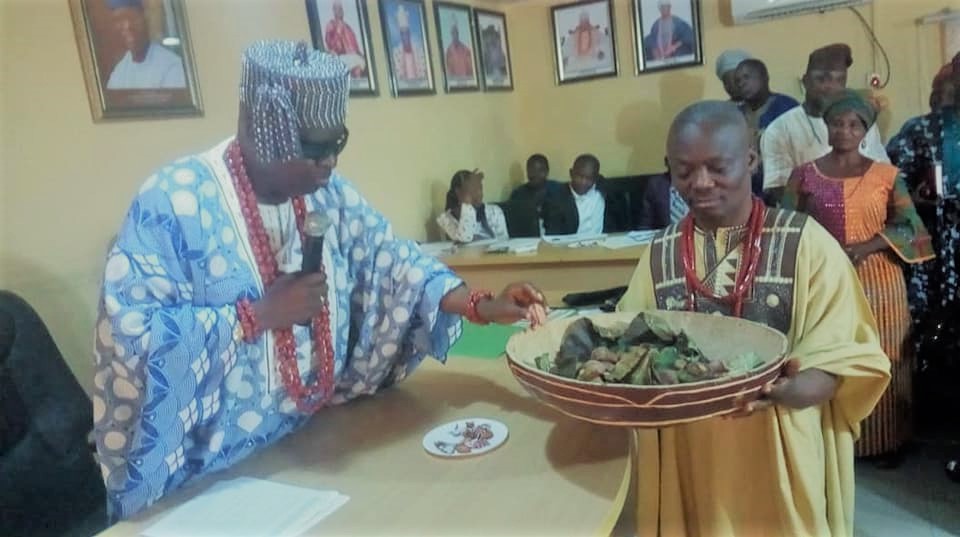 Elekole of Ikole Ekiti,blessing Kolanuts being presented to the state council of Oba by Wale Ojo Lanre Director General, Ekiti state Council for Arts and Culture  during the visit to the traditional ruler's meeting