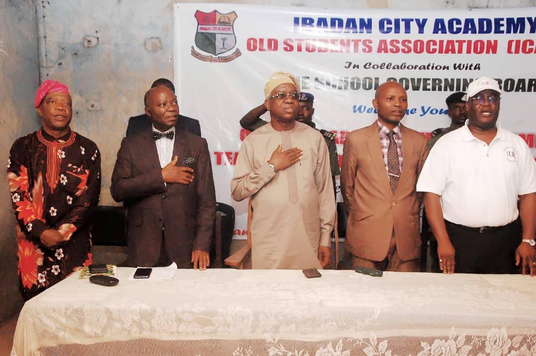 Flanking the deputy governor of Oyo State, Engr. Rauf Olaniyan from right is the leader of the Association of Nigerian Academics in UK team who is also an alumni of the Ibadan City Academy, Counselor Oyindamola Aminu, Chairman, Ibadan City academy's SGB and an alumni, Dr Bashir Olanrewaju, the President General, Ibadan City Academy Old Students body, Pastor Titiloye Richard and another member of the alumni