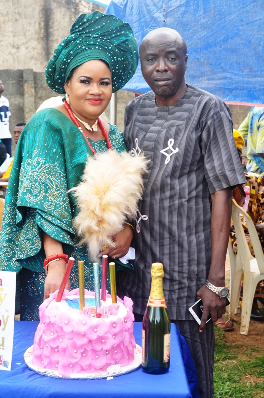 Photo captions: Celebrant, DPO Omi-Adio Police Station DSP Justina
Ogunleye and the former Deputy Chief Whip of the Senate, Senator Hosea
Agboola popularly known as Alleluyah.