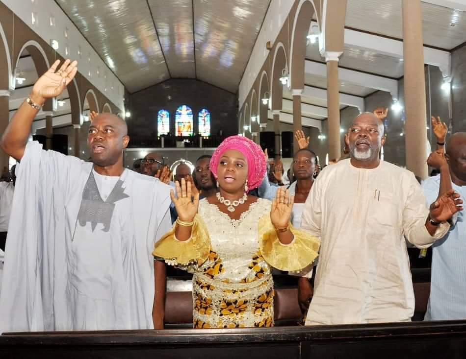 From left: Oyo State Governor, Engineer Seyi Makinde; wife of the Governor, Tamunominini Makinde; Chief of Staff, Mr Bisi Ilaka and other top officials of the State while dancing during a special thanksgiving to commemorate 100 days in office of Governor Makinde, held at St Peter's Cathedral, Aremo, Ibadan.  

PHOTO: Oyo State Government. 