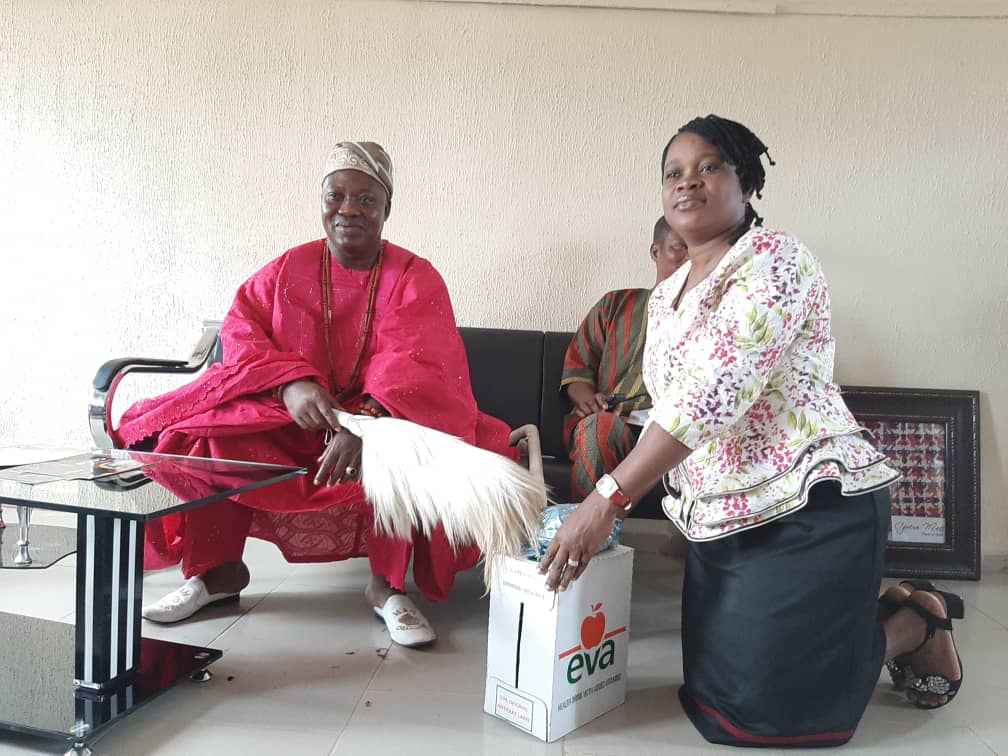 Mrs Abayomi Rhoda, Director of Administration and Supply,Ekiti state  council for Arts and Culture presenting a gift to Olukere of  Ikere Oba  Abdulganiyu  during the visit