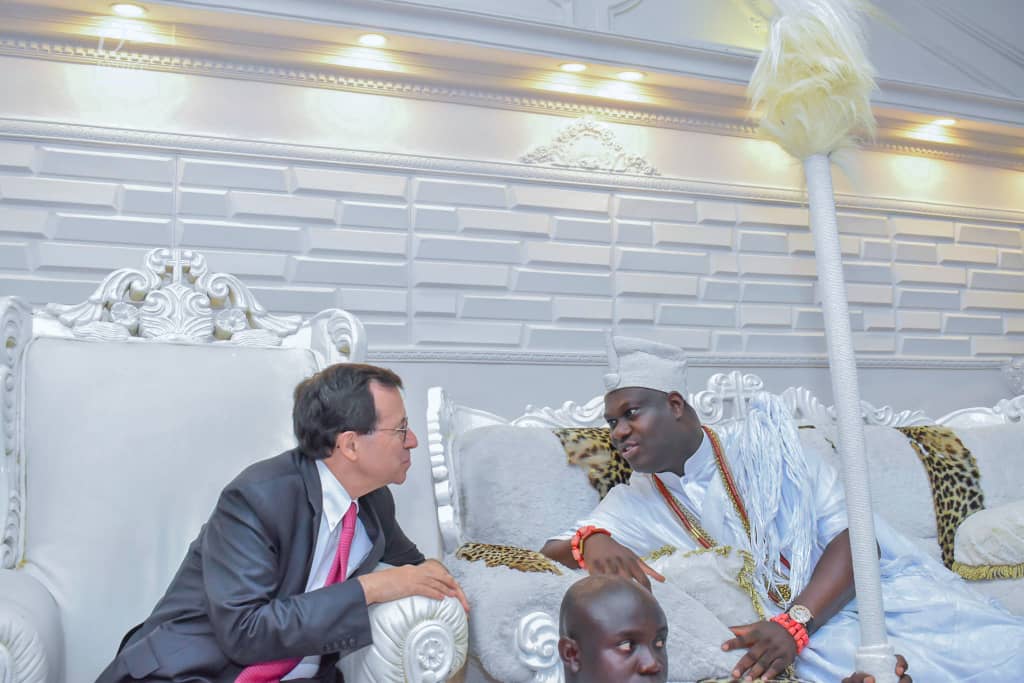 Ooni of Ife, Oba Adeyeye Eniitan Ogunwusi in tete-a tete with French Ambassador to Nigeria, Mr. Jerome Pasquier who visited him at the palace recently