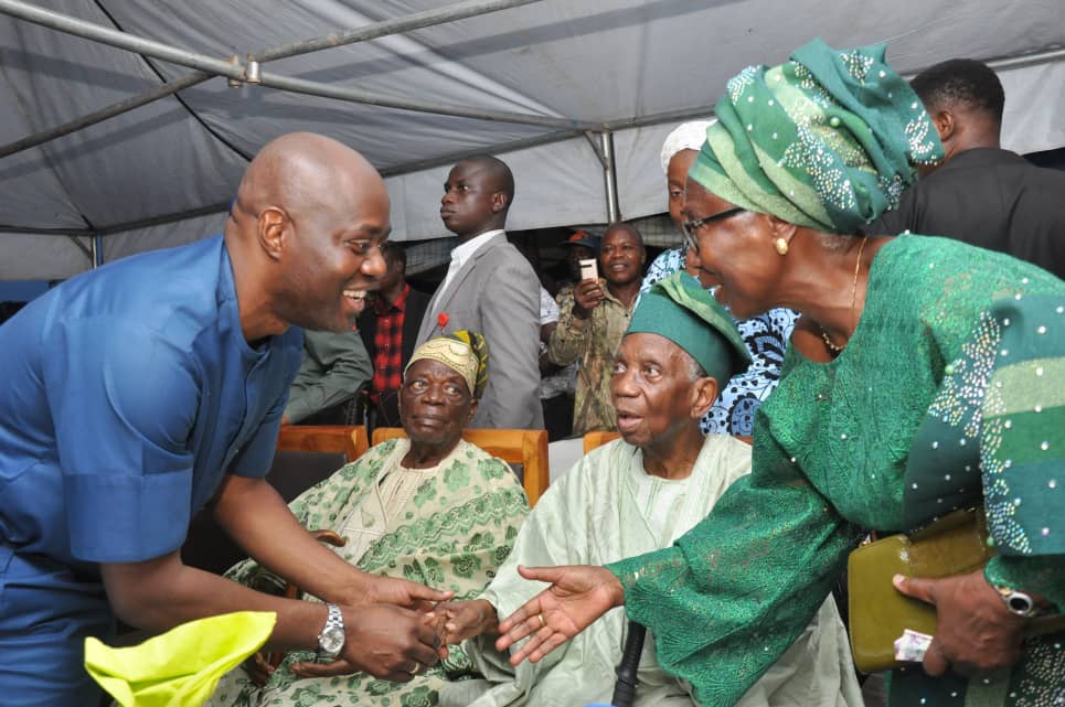 From left, Oyo State Governor, Engineer Seyi Makinde exchanging pleasantries with Elder of Ajia Community, Chief Solomon Ladipo, Chief Theophilus Akinyele (2nd left) and his wife, Chief Mrs Akinyele at Ajia town, Inukan local Council Development Area, Ibadan, on Saturday.